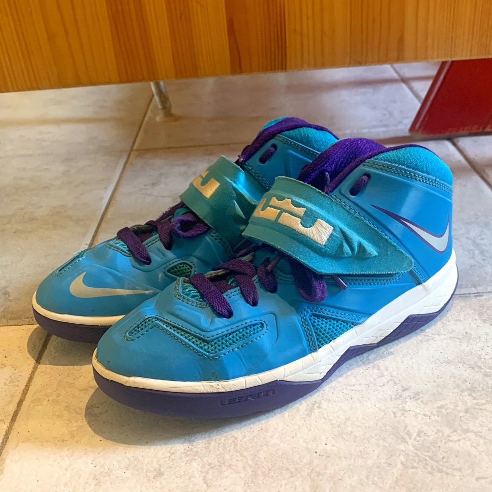 NIKE  Big Kid Size 2.5Y for both Girl and Boy